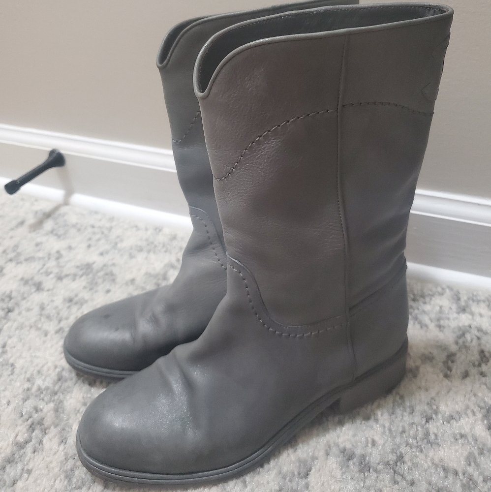 Chanel leather CC logo boots - Picture 2 of 7